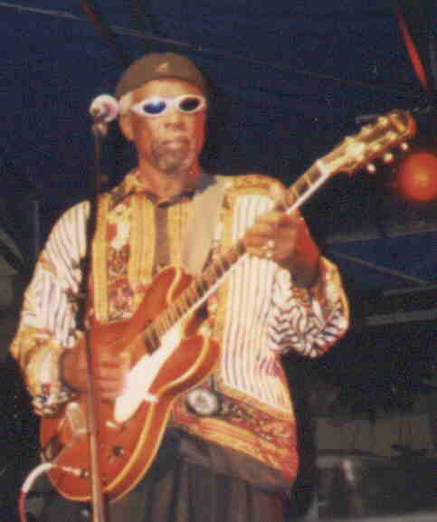 Lee Roy Martin, guitariste de Big Lucky Carter, Vannes 1999  (photo Uncle Lee)