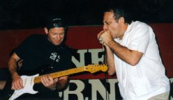 Tommy Castro et Benoit Blue Boy, 11/4/99 (photo J. Richez)