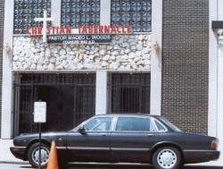 le temple et la voiture du rev Maceo Woods (photo RS)